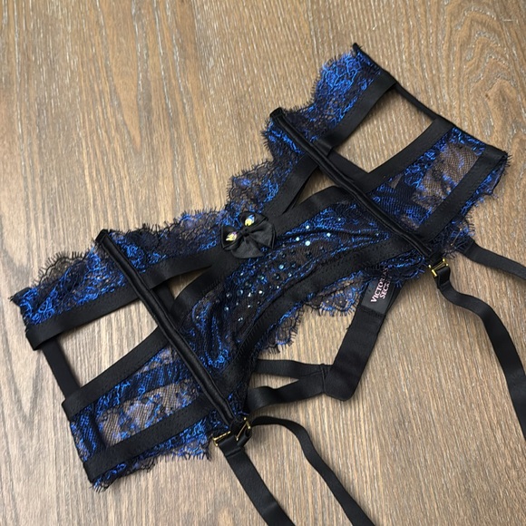 Victoria’s Secret Rhinestone Very Sexy Push-up Bra & matching garter - Picture 6 of 7